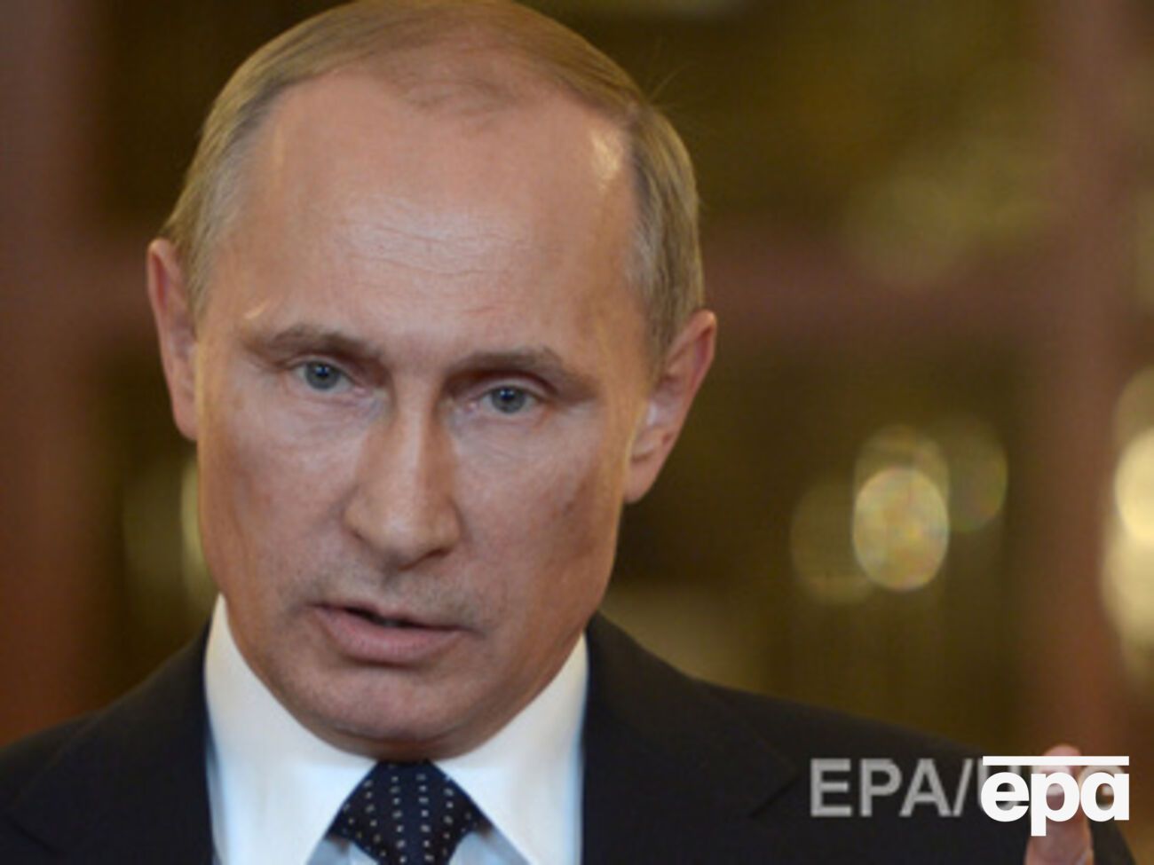 Нужно прекратить боевые действия, а потом уже выдавать деньги, заявил Путин