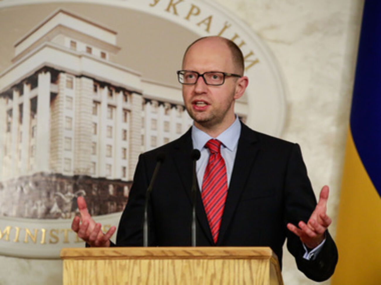 Яценюк требует от России прекратить поставки оружия для боевиков