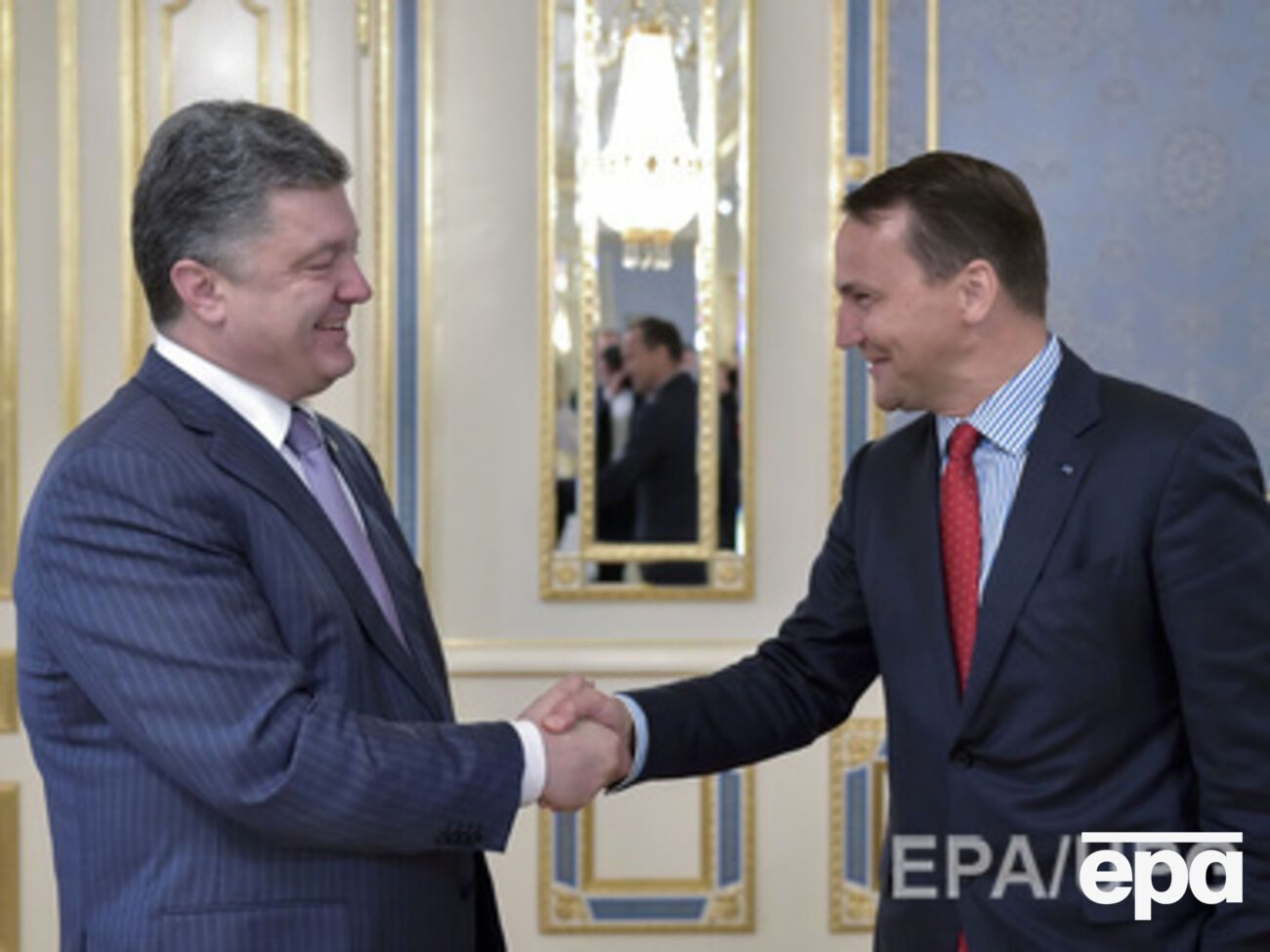 Сикорский активно поддерживает Украину