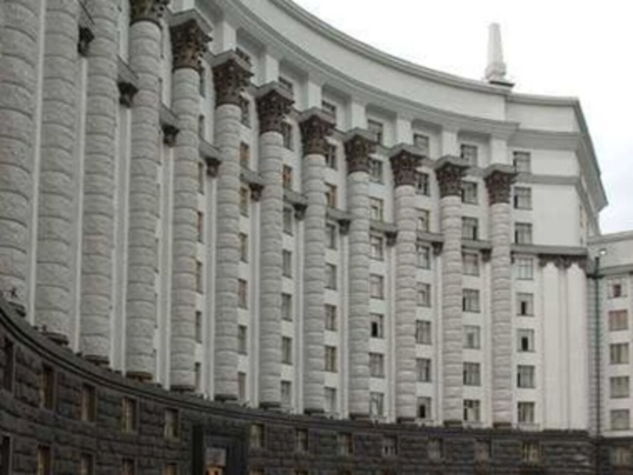 Из Кабмина активисты выпускают только женщин