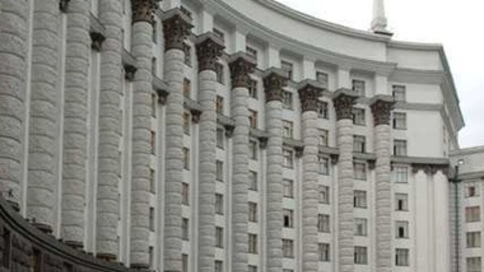 Из Кабмина активисты выпускают только женщин