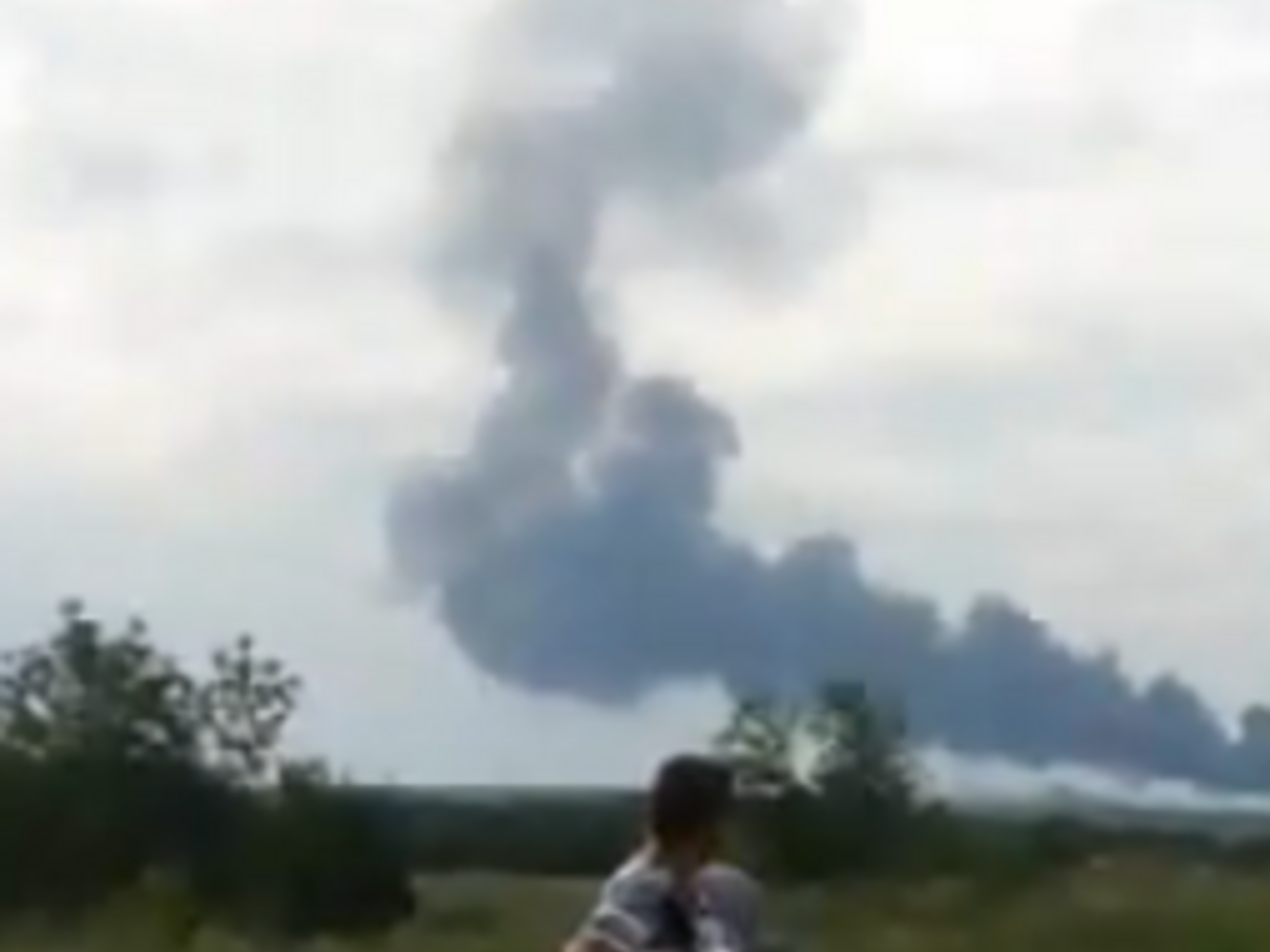 Дым от горящего пассажирского лайнера, сбитого террористами