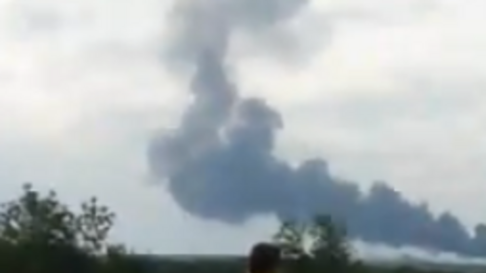 Дым от горящего пассажирского лайнера, сбитого террористами