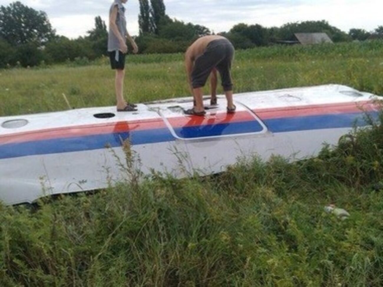 Обломки упавшего самолета под Торезом