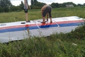 Обломки упавшего самолета под Торезом