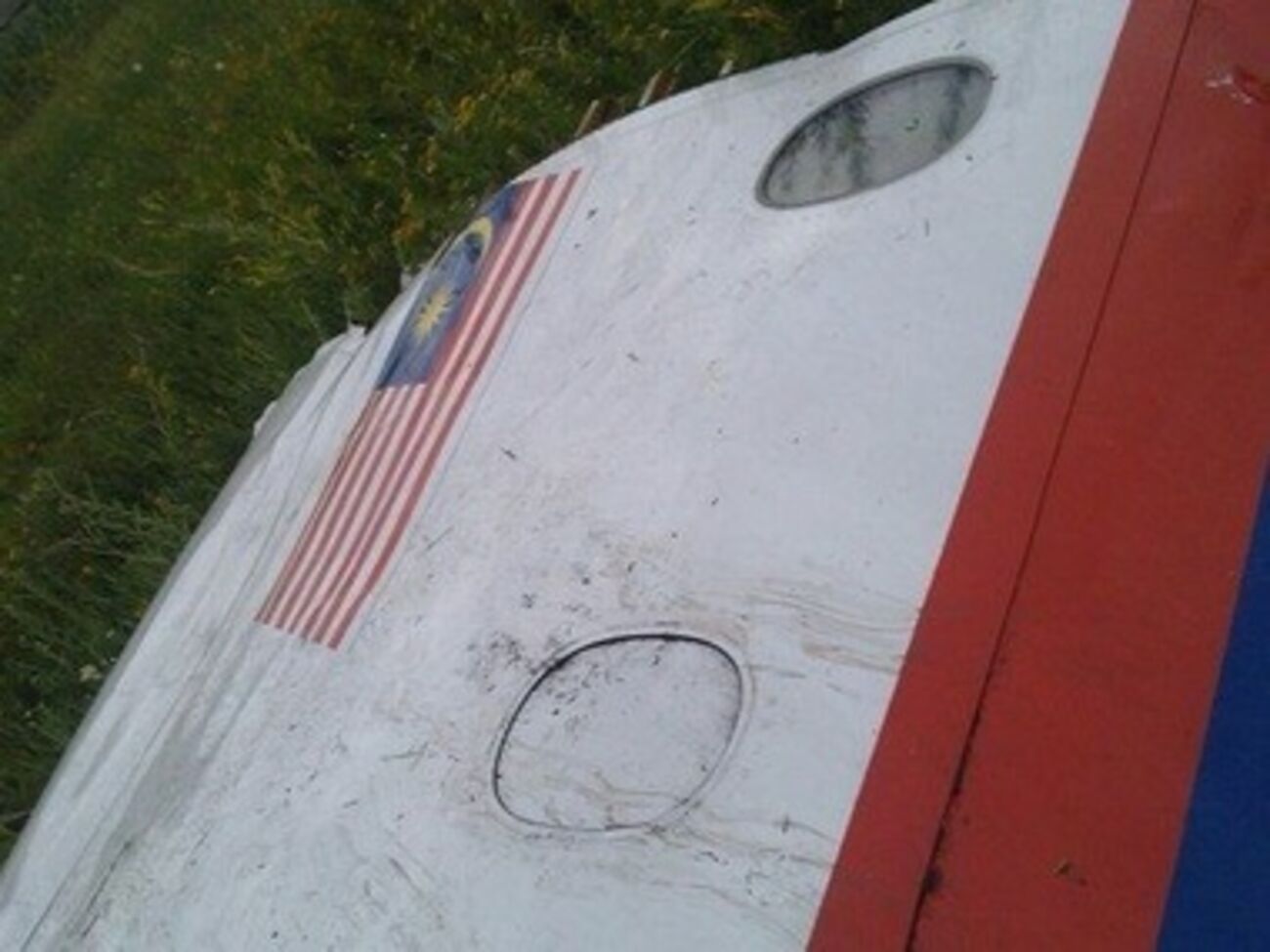 Обломки упавшего авиалайнера под Торезом