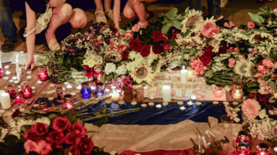 Вход к посольству засыпан живыми цветами