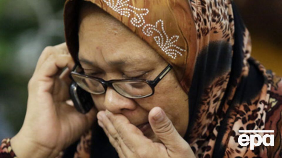 Родственники погибших в результате крушения Boeing 777 собираются в аэропортах Амстердама и Куала-Лумпура. Фоторепортаж