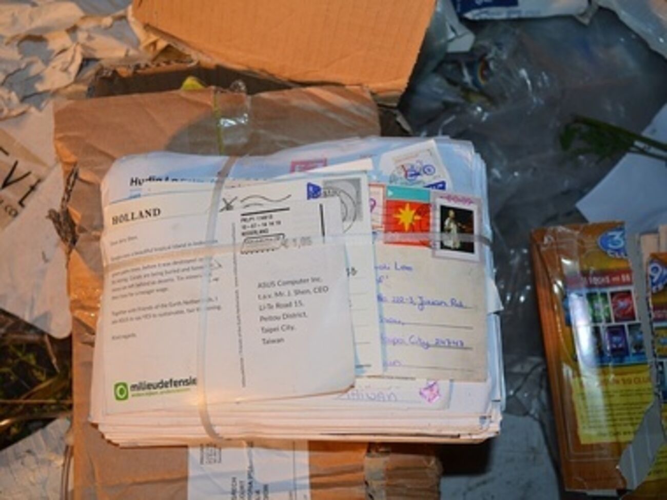 Под Торезом нашли вещи пассажиров сбитого Boeing 777. Фоторепортаж