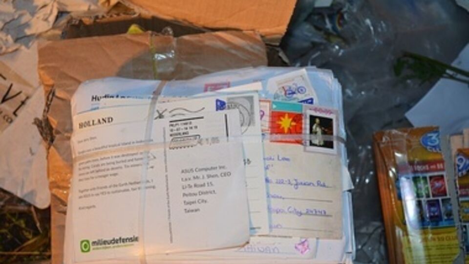 Под Торезом нашли вещи пассажиров сбитого Boeing 777. Фоторепортаж