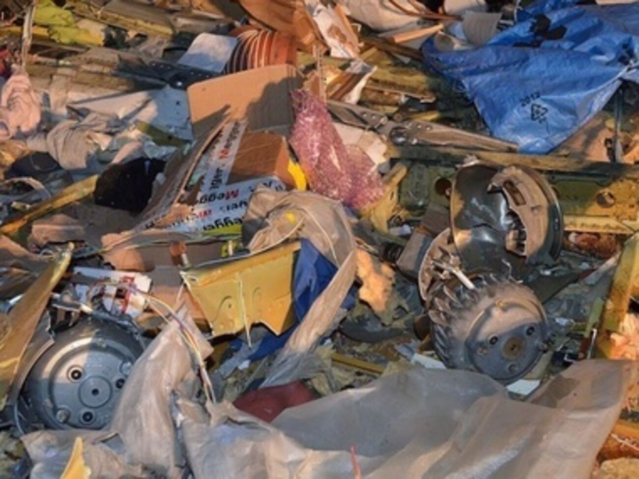 Спасатели ищут жертв крушения среди обломков самолета