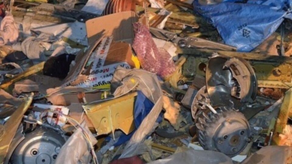 Спасатели ищут жертв крушения среди обломков самолета