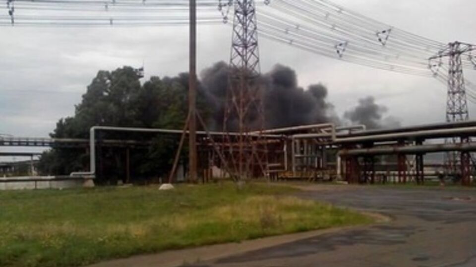 В Лисичанске горит нефтеперерабатывающий завод. Фоторепортаж