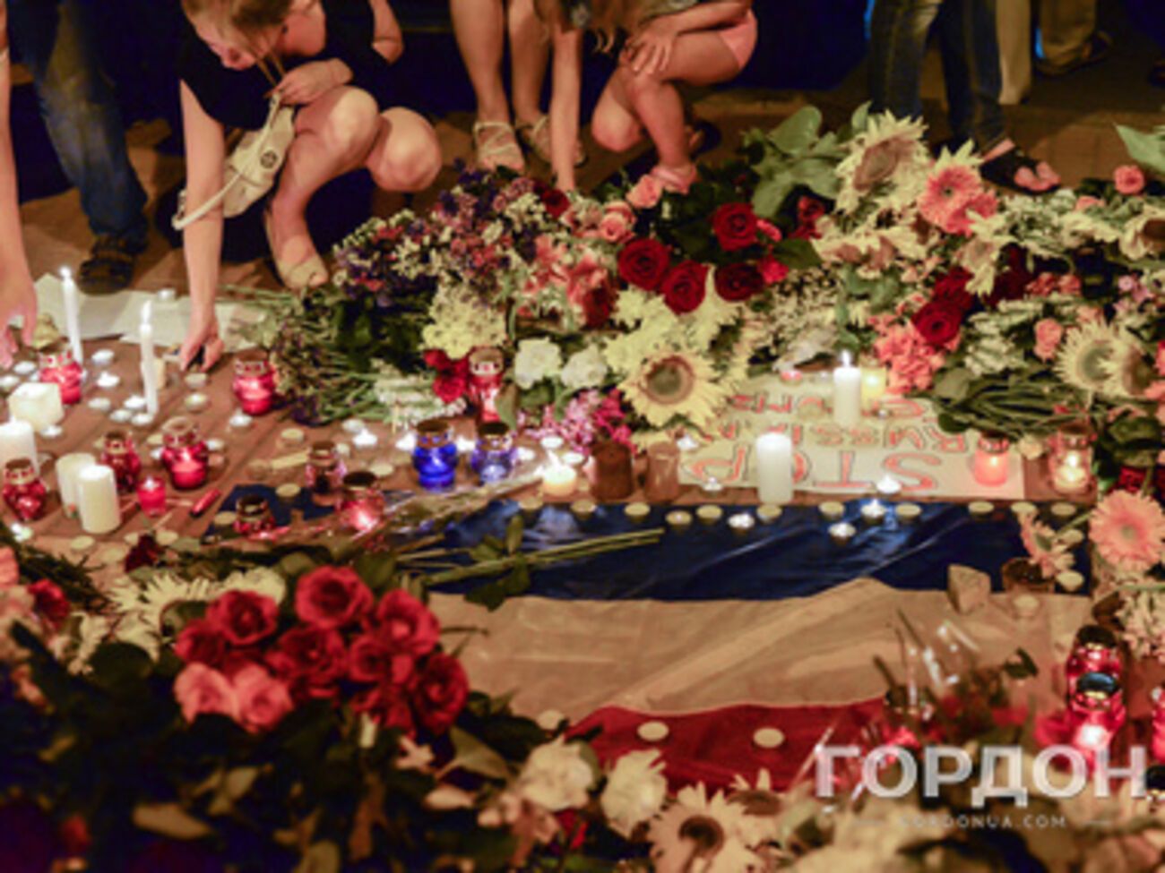 По всему миру к посольствам Нидерландов и Малайзии несут цветы и свечи