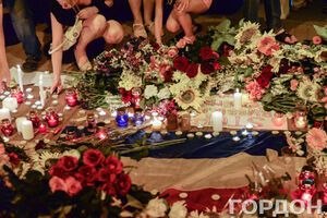 По всему миру к посольствам Нидерландов и Малайзии несут цветы и свечи