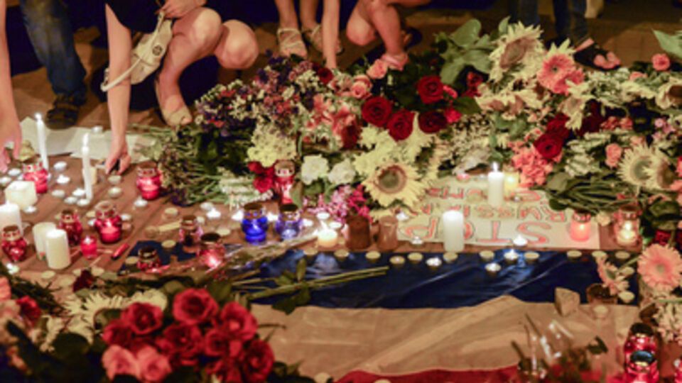 По всему миру к посольствам Нидерландов и Малайзии несут цветы и свечи