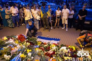 Люди приносят цветы к посольствам Нидерландов во многих странах мира