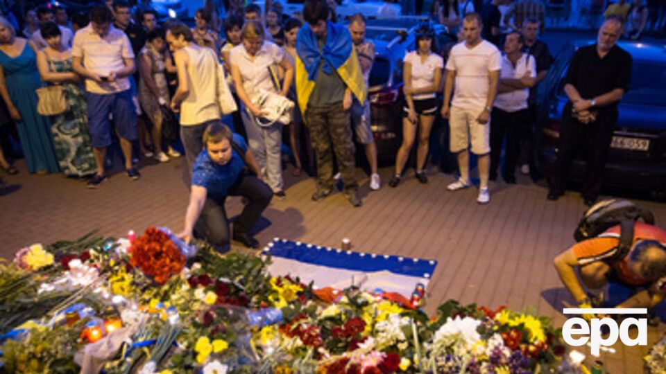 Люди приносят цветы к посольствам Нидерландов во многих странах мира