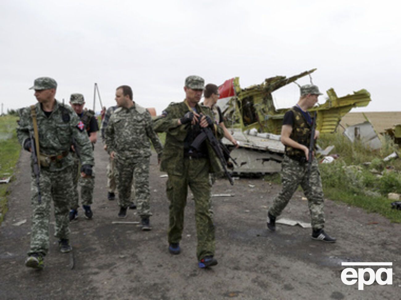 Самопровозглашенный губернатор Донецкой области Павел Губарев на месте крушения Boeing 777