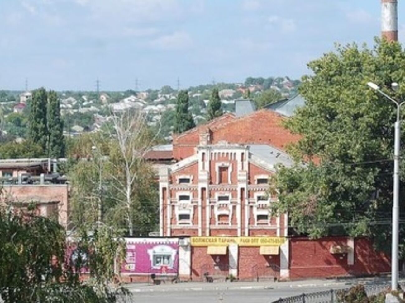 Завода расположен у одного из главных мостов Луганска