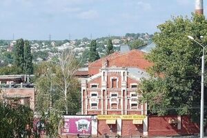 Завода расположен у одного из главных мостов Луганска