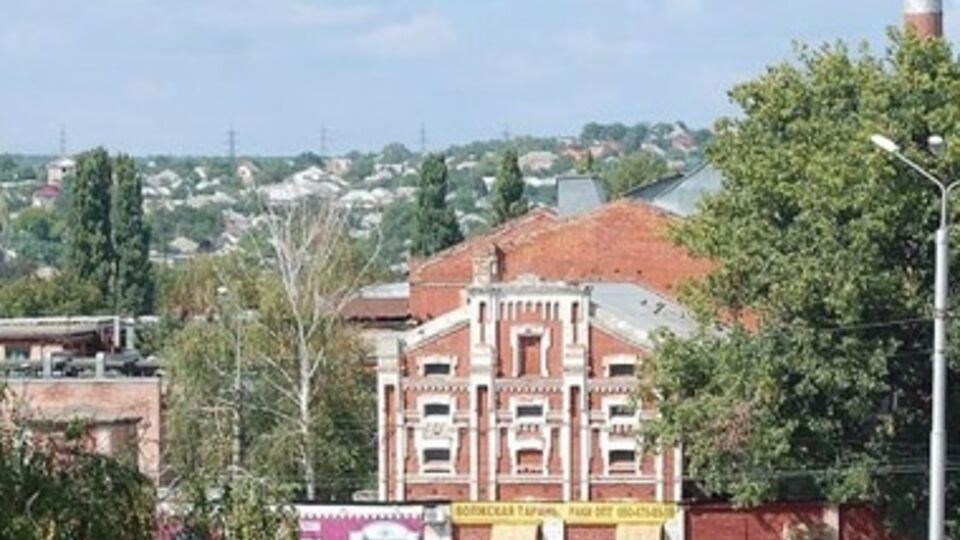 Завода расположен у одного из главных мостов Луганска