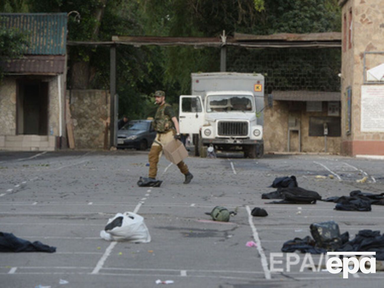 Ночью боевики трижды обстреляли аэропорт и блокпосты в Луганске