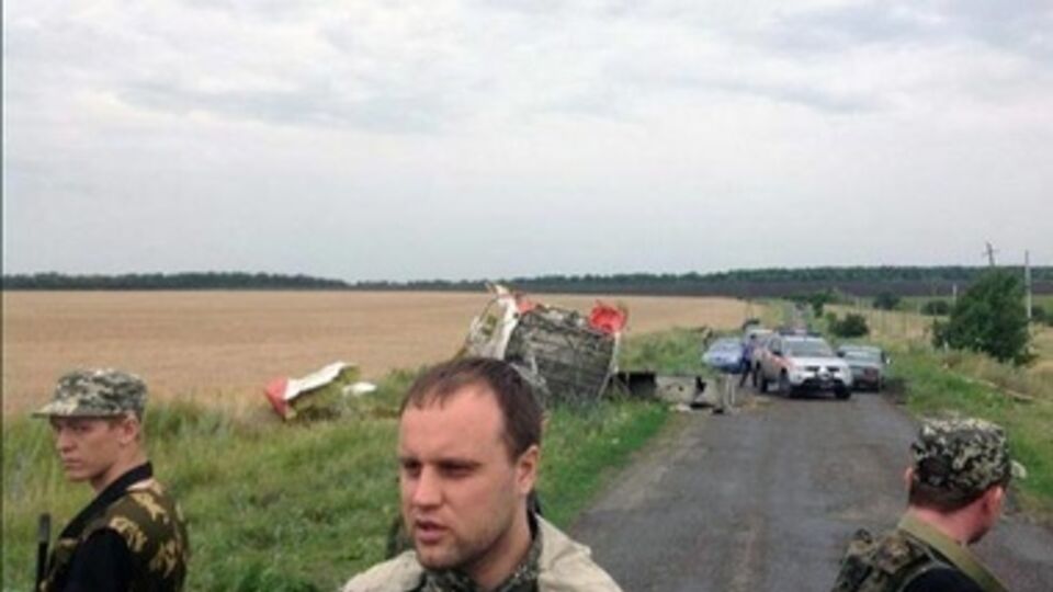 Боевики пытаются вывезти обломки сбитого Boeing 777