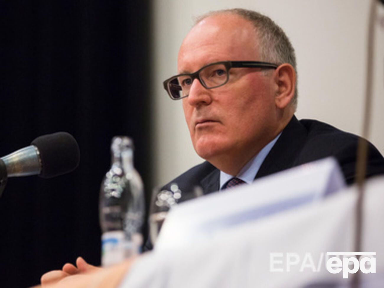 Мы шокированы новостями о том, что тела могут перемещать с места на место, сказал Тиммерманс.