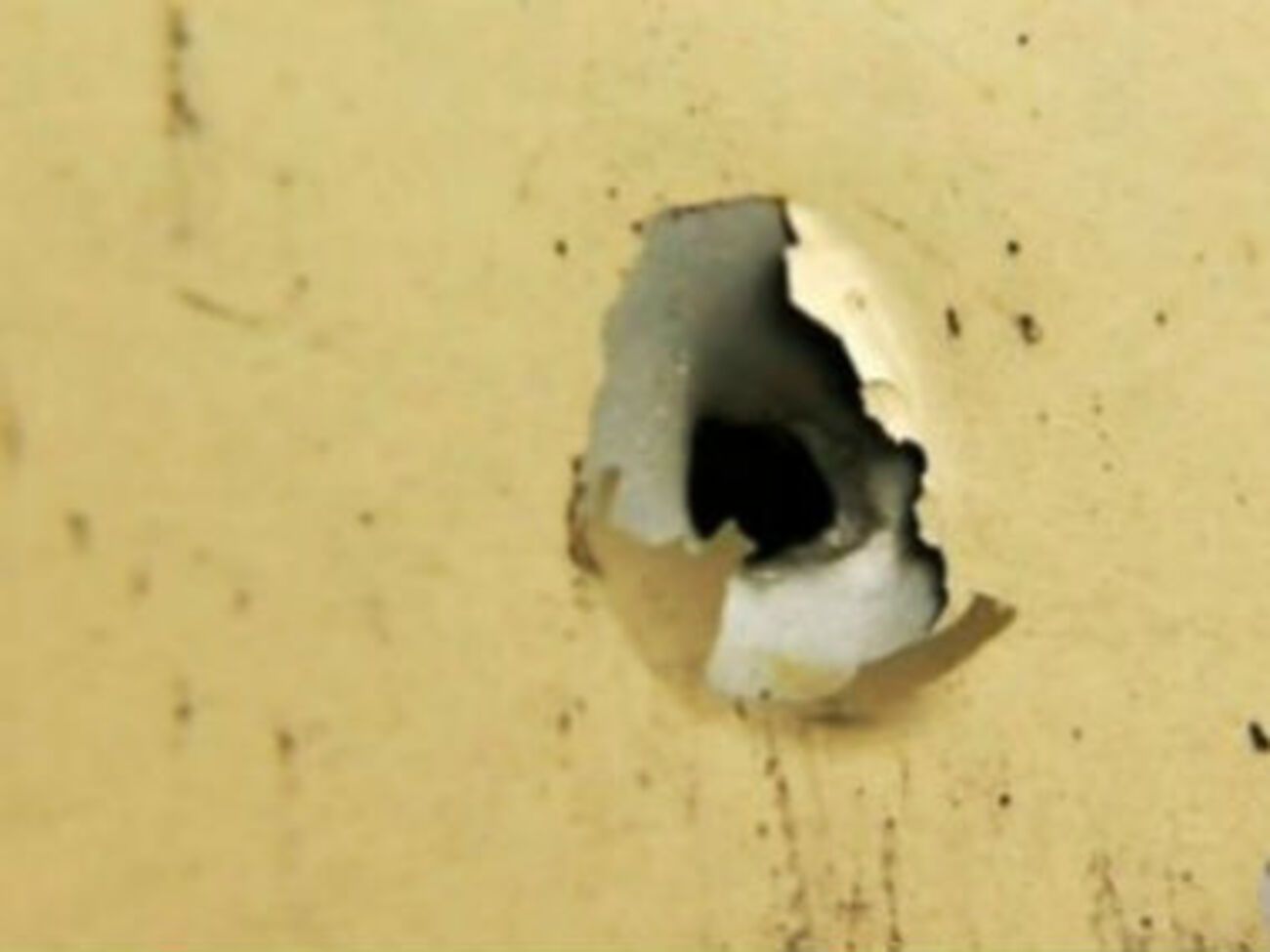 Снаряд "прошил" дом на уровне второго этажа.