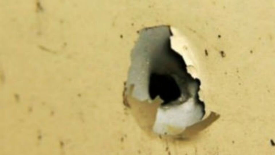 Снаряд "прошил" дом на уровне второго этажа.