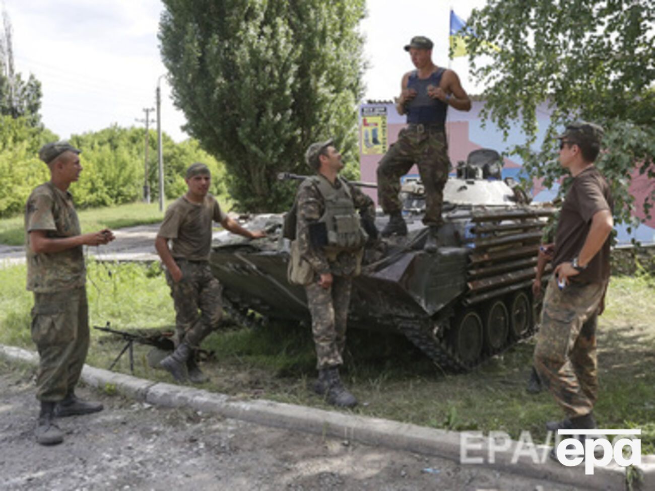 Украинских военных обстреливают с территории России, заявили в Минобороны