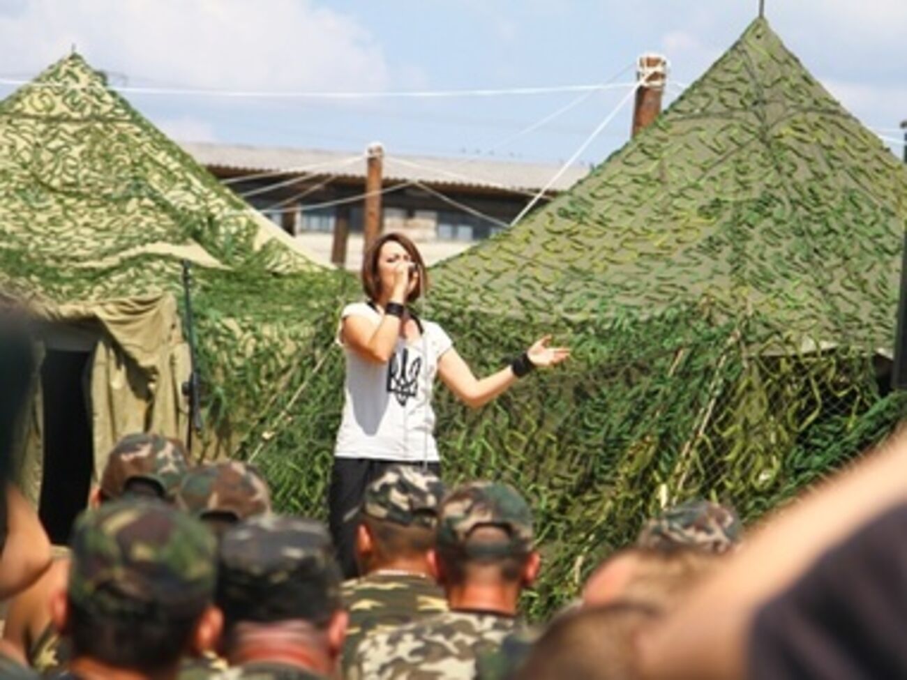 В лагере объединенной группировки Нацгвардии прошел концерт для бойцов. Фоторепортаж