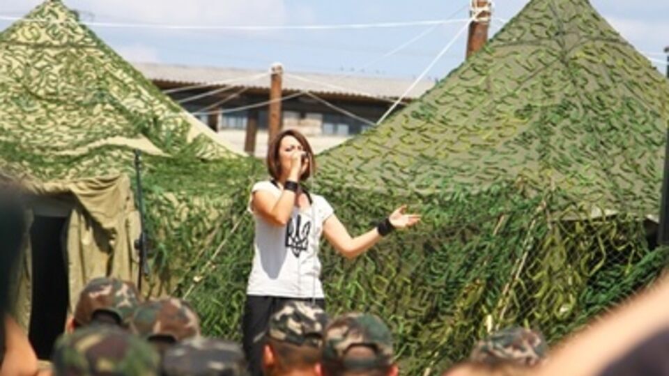 В лагере объединенной группировки Нацгвардии прошел концерт для бойцов. Фоторепортаж