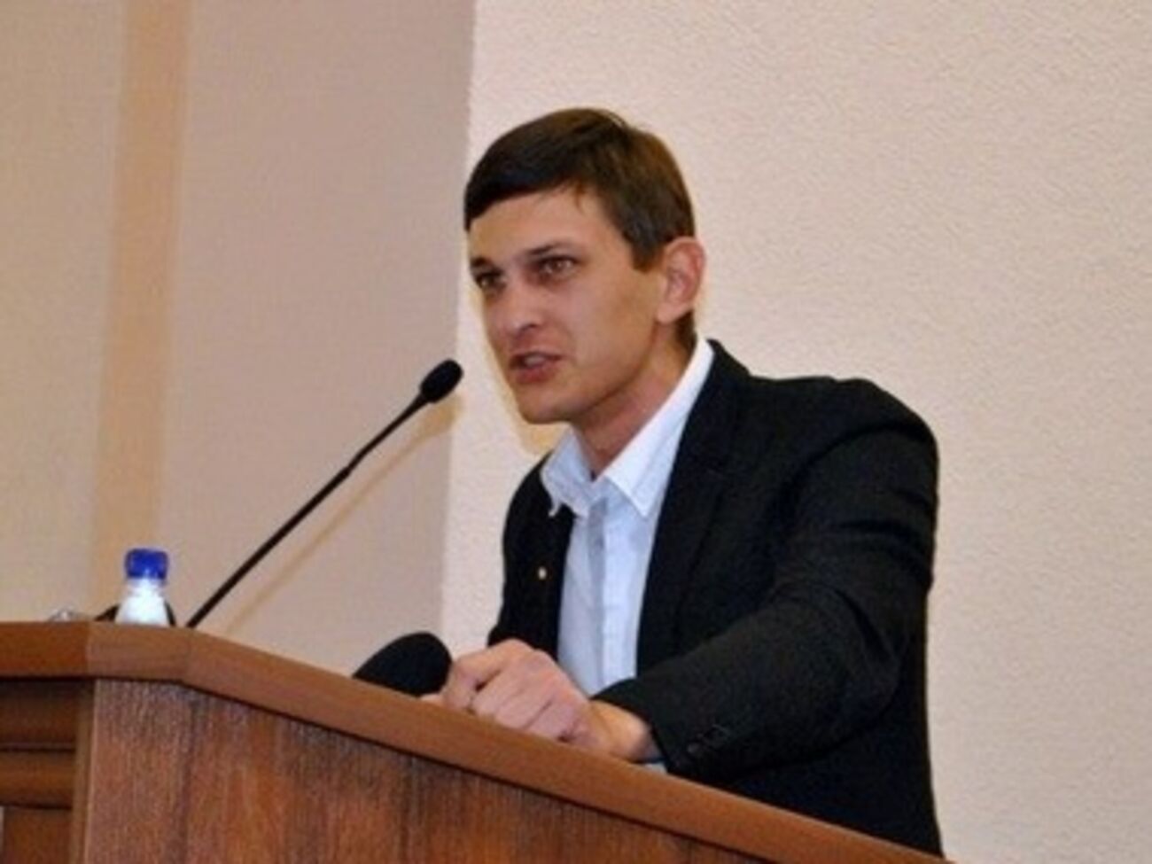 Уже прибыли три съемочные группы российских телеканалов, которые готовят сюжет о зверствах украинской армии, сообщил журналист.