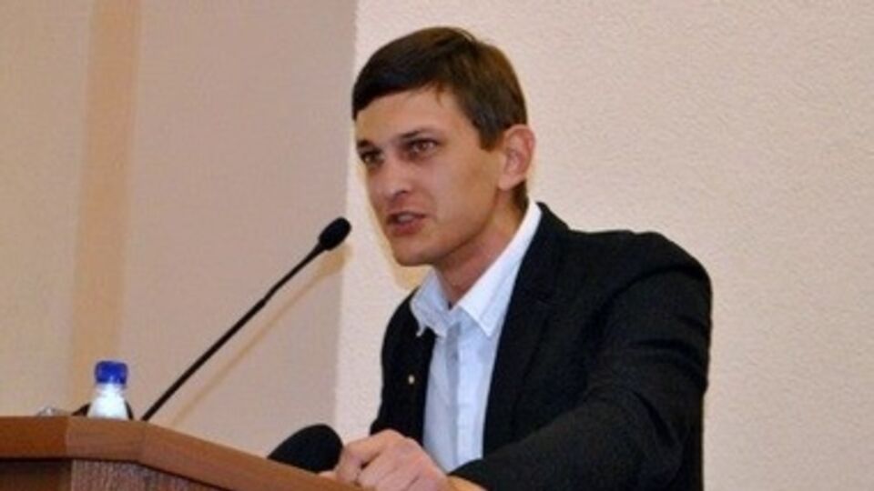 Уже прибыли три съемочные группы российских телеканалов, которые готовят сюжет о зверствах украинской армии, сообщил журналист.