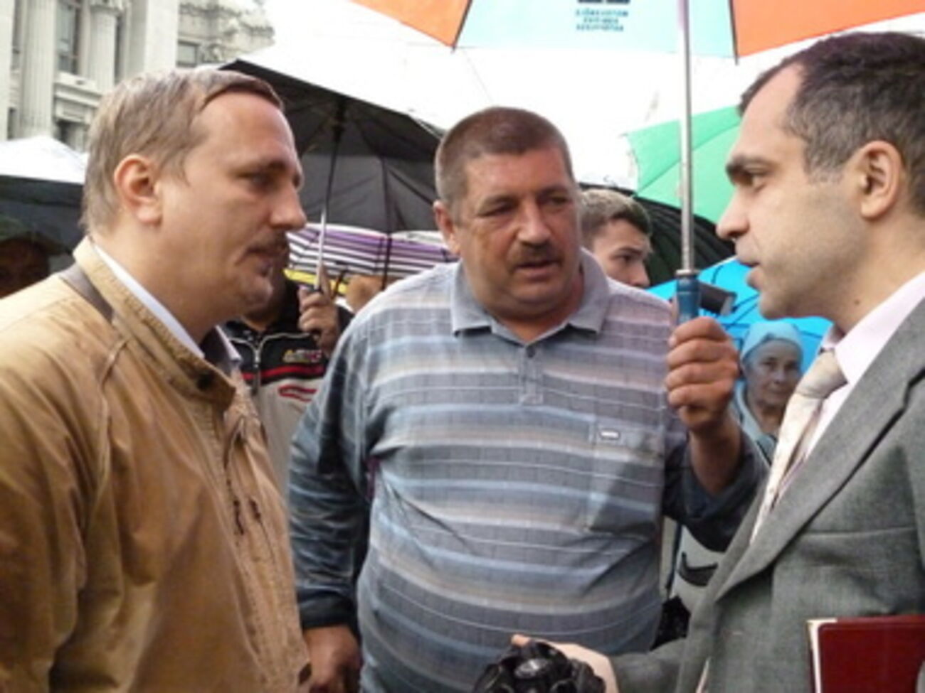 10 июля Александр Дробиков (слева) и работники агрокомбината "Пуща-Водица" первый раз протестовали под стенами Администрации Президента