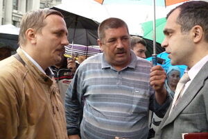 10 июля Александр Дробиков (слева) и работники агрокомбината "Пуща-Водица" первый раз протестовали под стенами Администрации Президента