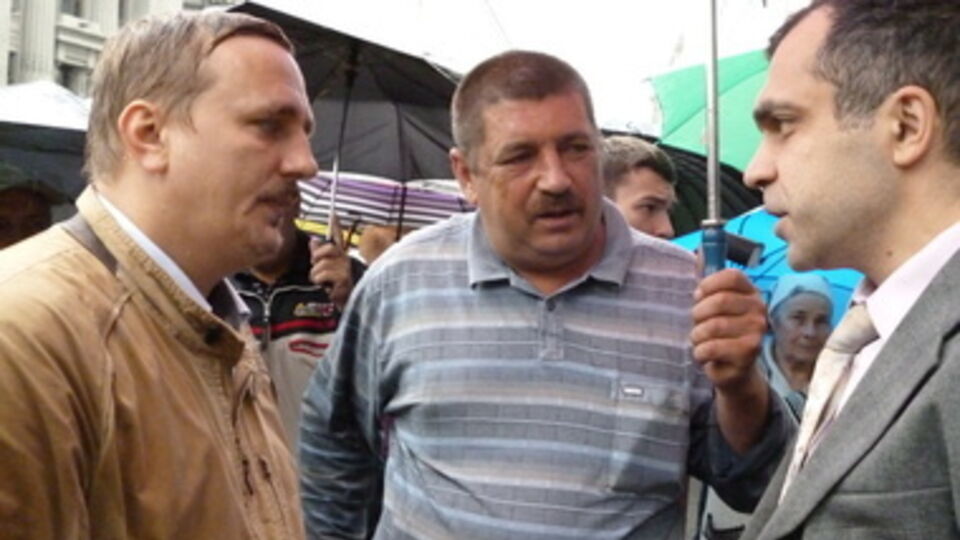 10 июля Александр Дробиков (слева) и работники агрокомбината "Пуща-Водица" первый раз протестовали под стенами Администрации Президента