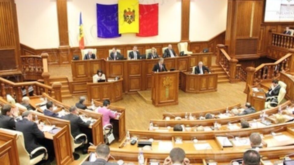 Коммунисты покинули зал заседаний во время голосования