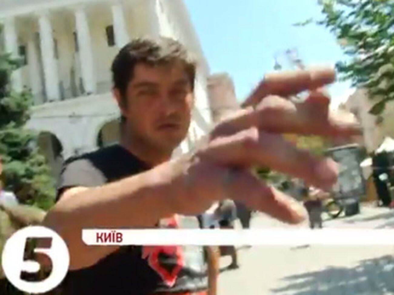 На отказ журналиста выключить камеру, один из мужчин ударил оператора в живот