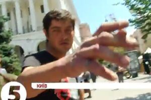 На отказ журналиста выключить камеру, один из мужчин ударил оператора в живот