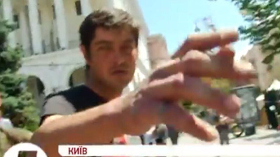 На отказ журналиста выключить камеру, один из мужчин ударил оператора в живот