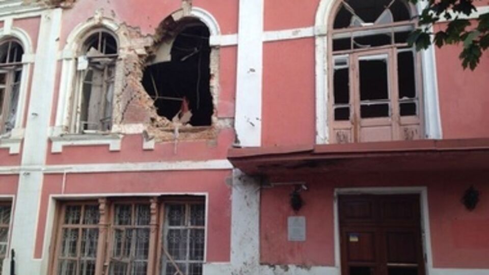 Снаряд попал в окно второго этажа