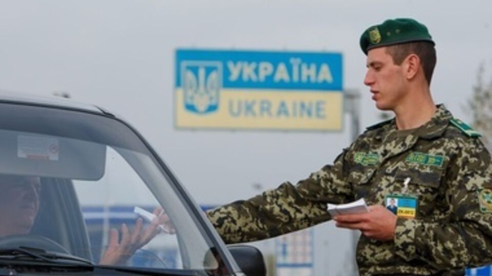 Трое россиян обратились к украинским пограничникам