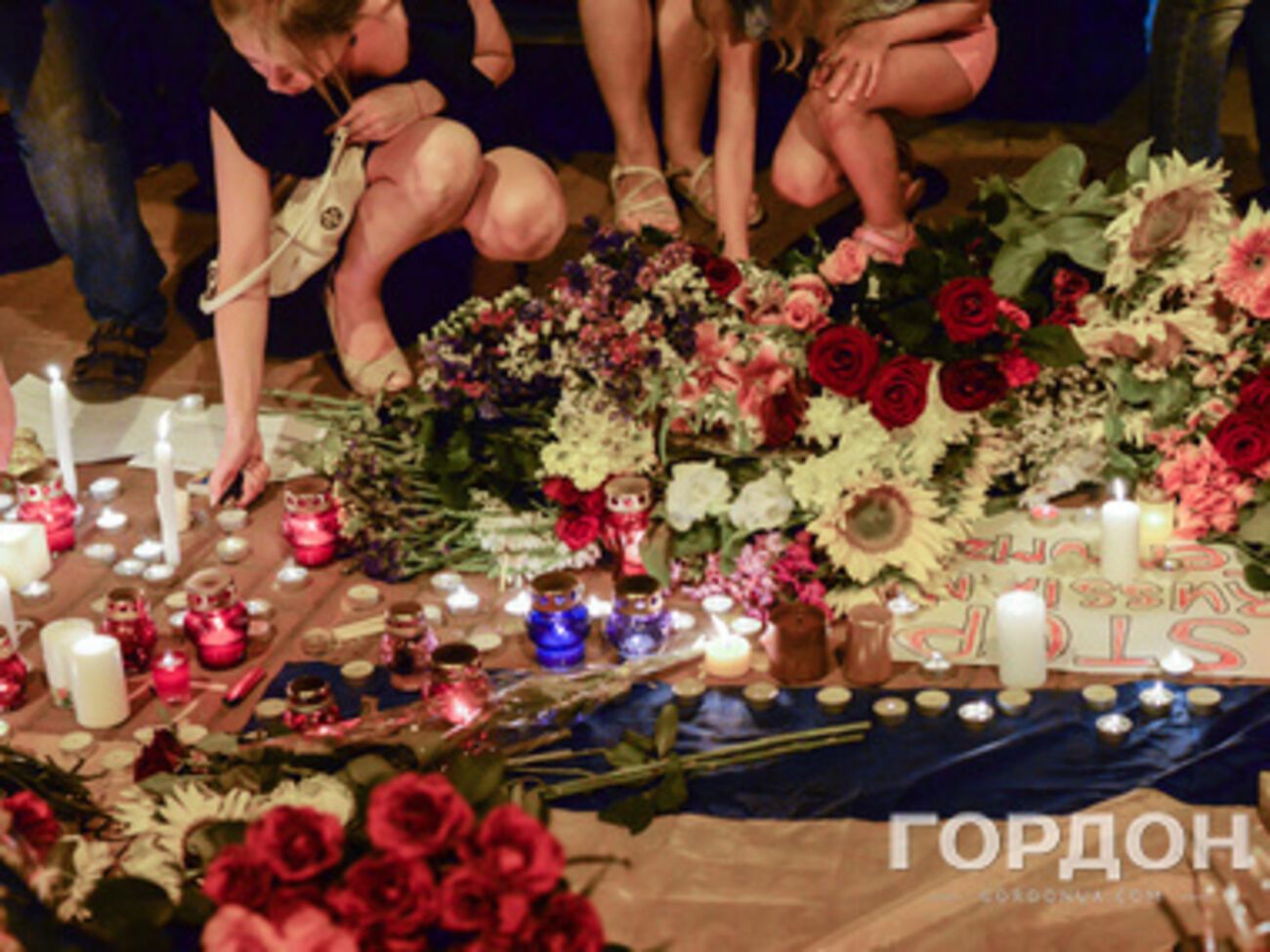 По всему миру проходят траурные мероприятия в честь погибших