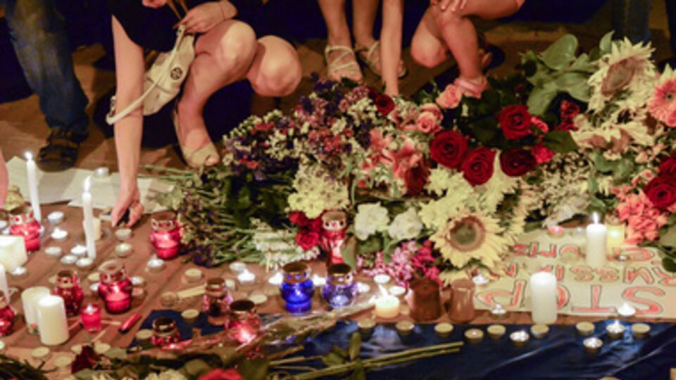 По всему миру проходят траурные мероприятия в честь погибших