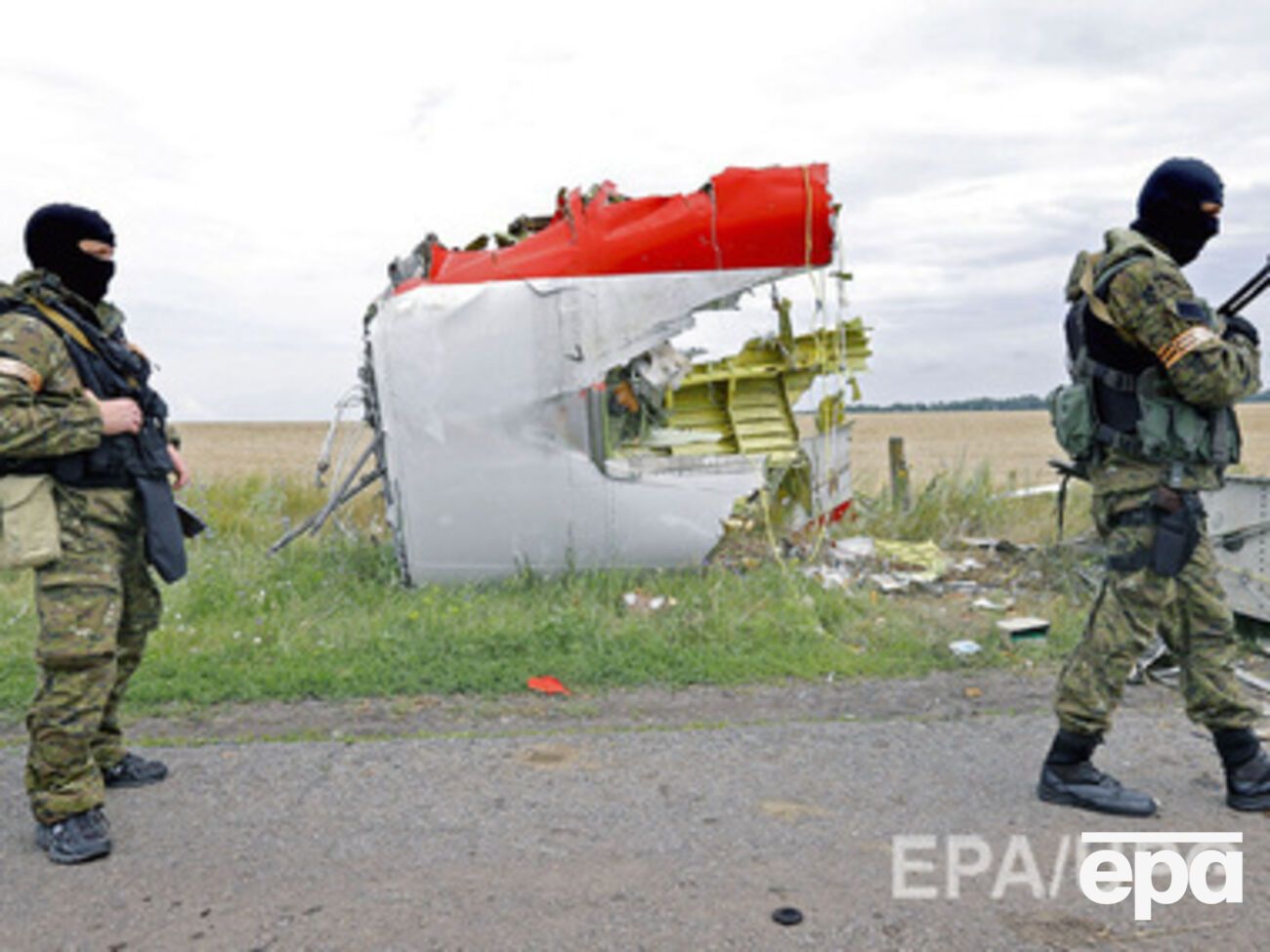 Самолет "охраняют" боевики