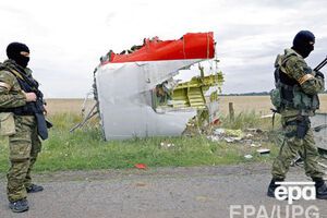 Самолет "охраняют" боевики