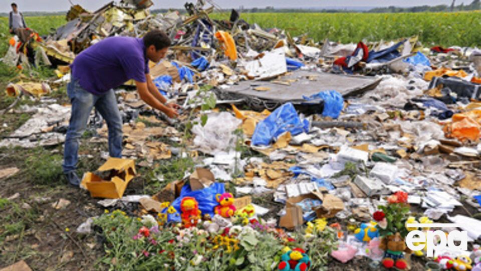 К месту происшествия местные жители принесли цветы